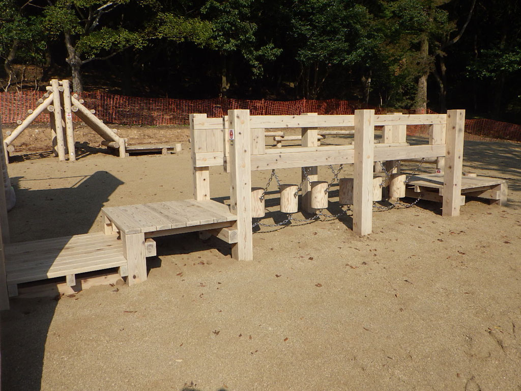 ゆらゆら丸太／立田山憩の森（熊本市北区）