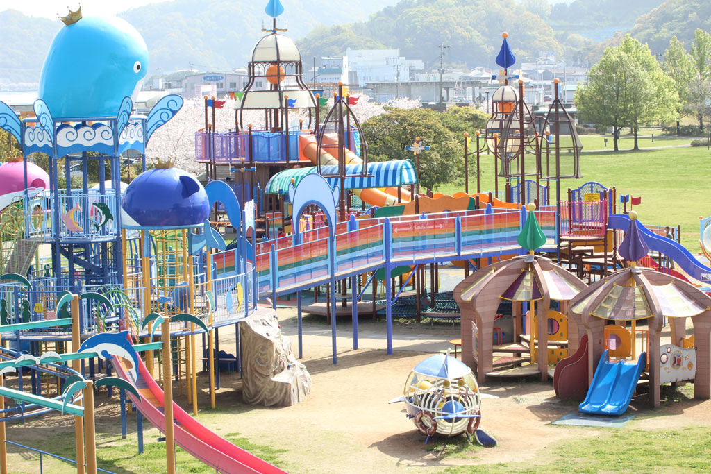 クジラタワーやクリスタルタワーなどの大型複合遊具／つくみん公園（大分県津久見市）