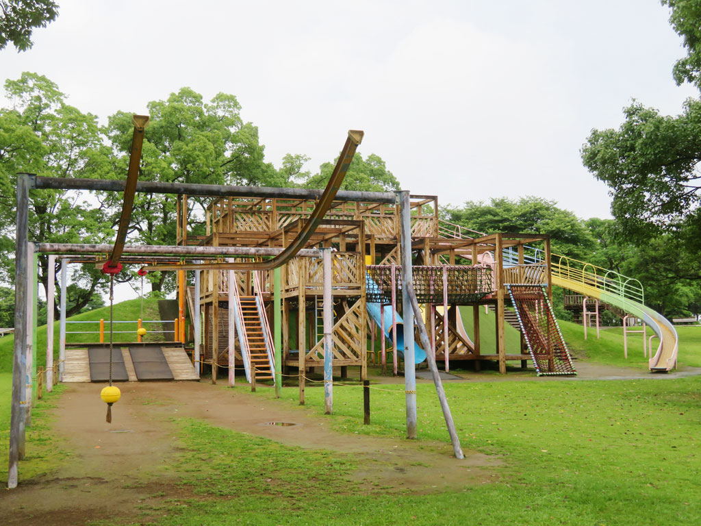 仕掛けがいっぱいの木製複合遊具とターザンロープ／宮崎県農業科学公園ルピナスパーク（高鍋町）