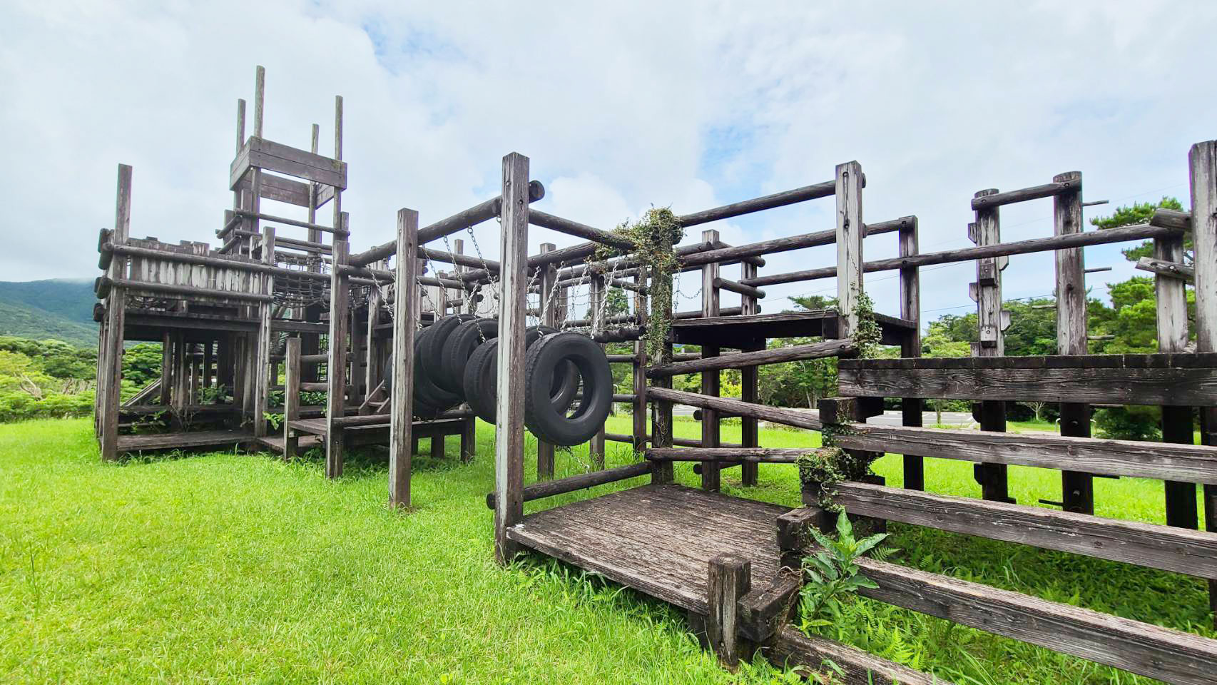 ふれあいゾーンにある木製の複合アスレチック施設／奄美フォレストポリス（鹿児島県大和村）
