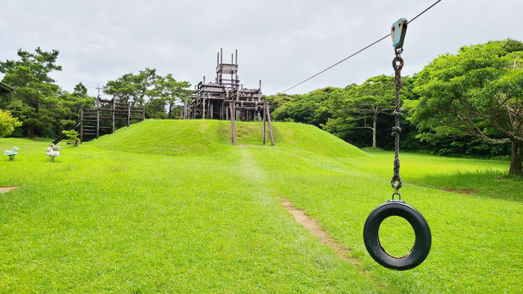 タイヤにぶら下がり滑走するターザンロープ／奄美フォレストポリス（鹿児島県大和村）