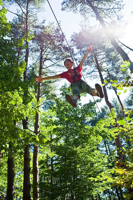 スリル満点の「ジップスライド」／フォレストアドベンチャー・おおすみ（鹿児島県大隅町）