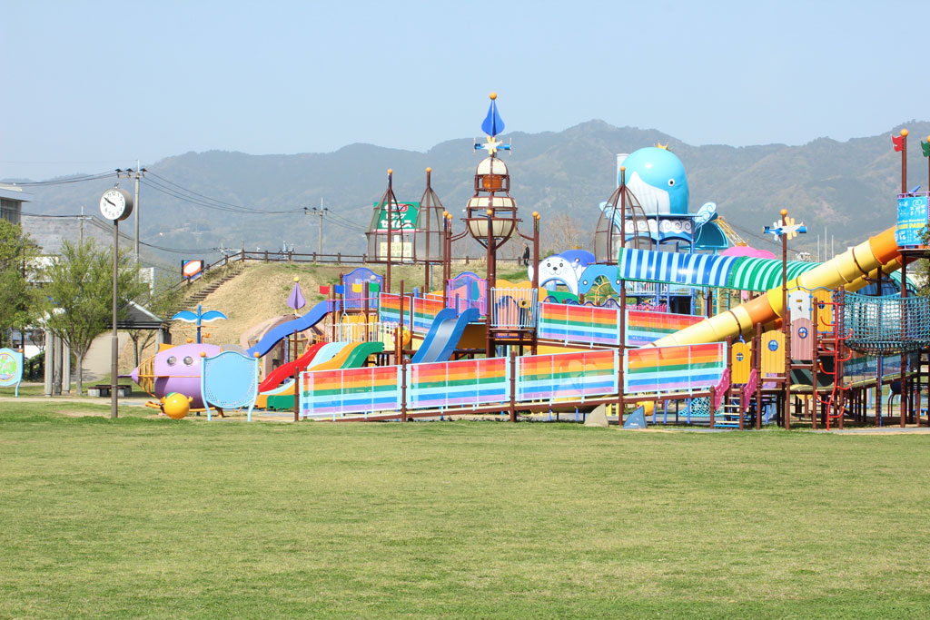 海や魚をイメージしたアスレチック施設／つくみん公園（大分県津久見市）