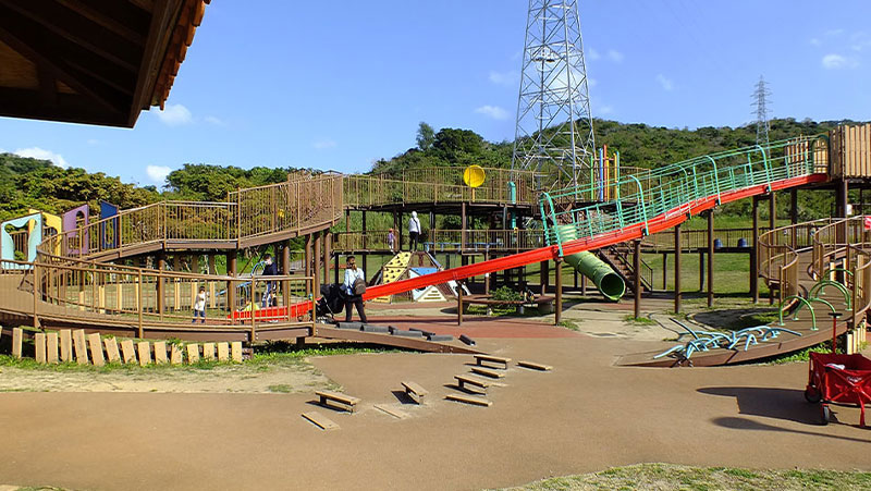 中央遊具広場にあるローラーコースターの付いた大型アスレチック遊具/中城公園(北中城村)