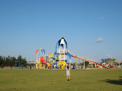 イルカがモチーフの大型遊具/東崎都市緑地(イルカ公園)(西原町)