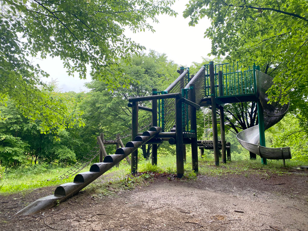 木製のアスレチック遊具/長野市茶臼山恐竜園・自然植物園(長野市)