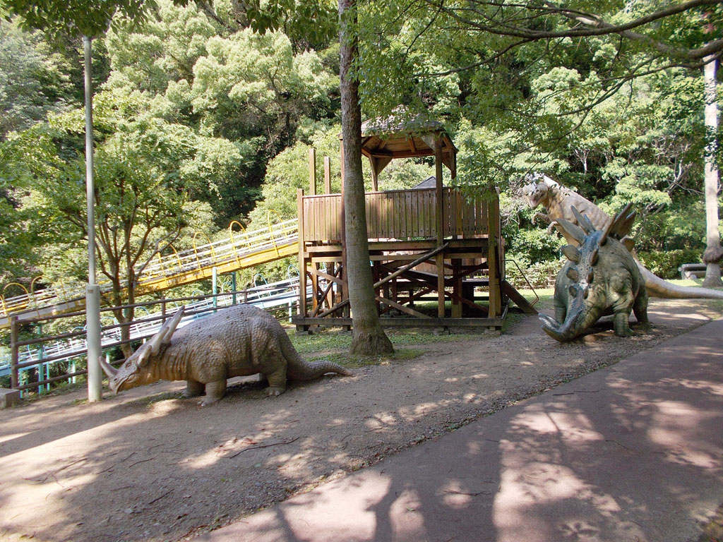 ローラーすべり台と迫力満点の恐竜の像がある「恐竜の谷」/日峯大神子広域公園こども広場(徳島市)