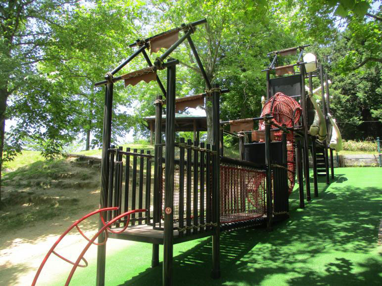 ネットを使ったコンビネーション遊具/藤山健康文化公園(妙見山古墳)(愛媛県今治市)