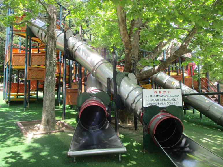 長いドラム式滑り台/藤山健康文化公園(妙見山古墳)(愛媛県今治市)