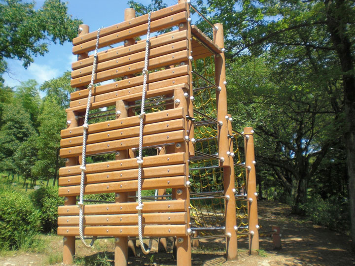 木製の温かみがある遊具/高松市立峰山公園(香川県)