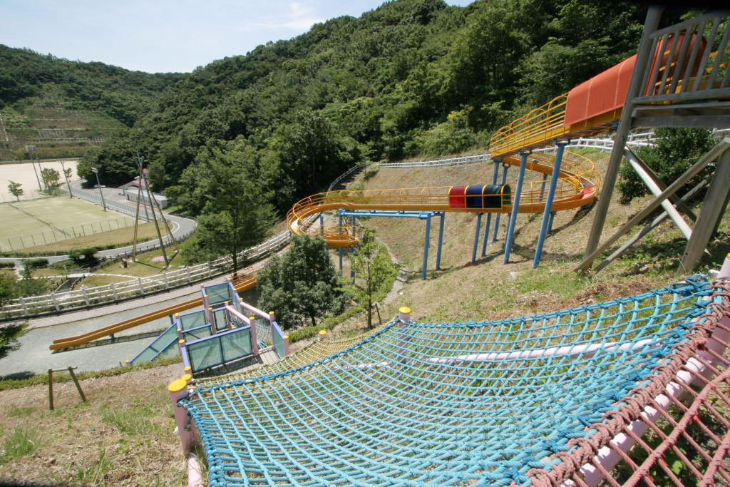 斜面を利用したネット遊具/レッドウィングパーク(愛媛県伊方町)