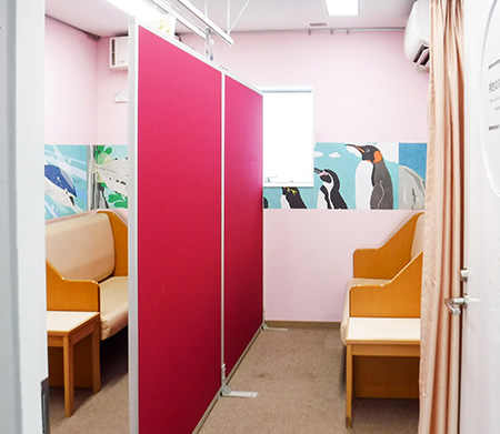 授乳室内の様子/東京都葛西臨海水族園（江戸川区）