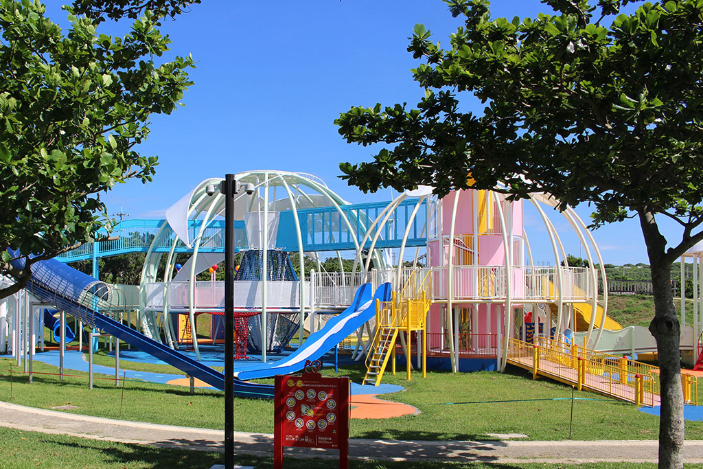 大型複合遊具「命の卵」(裏側)/平和祈念公園(糸満市)