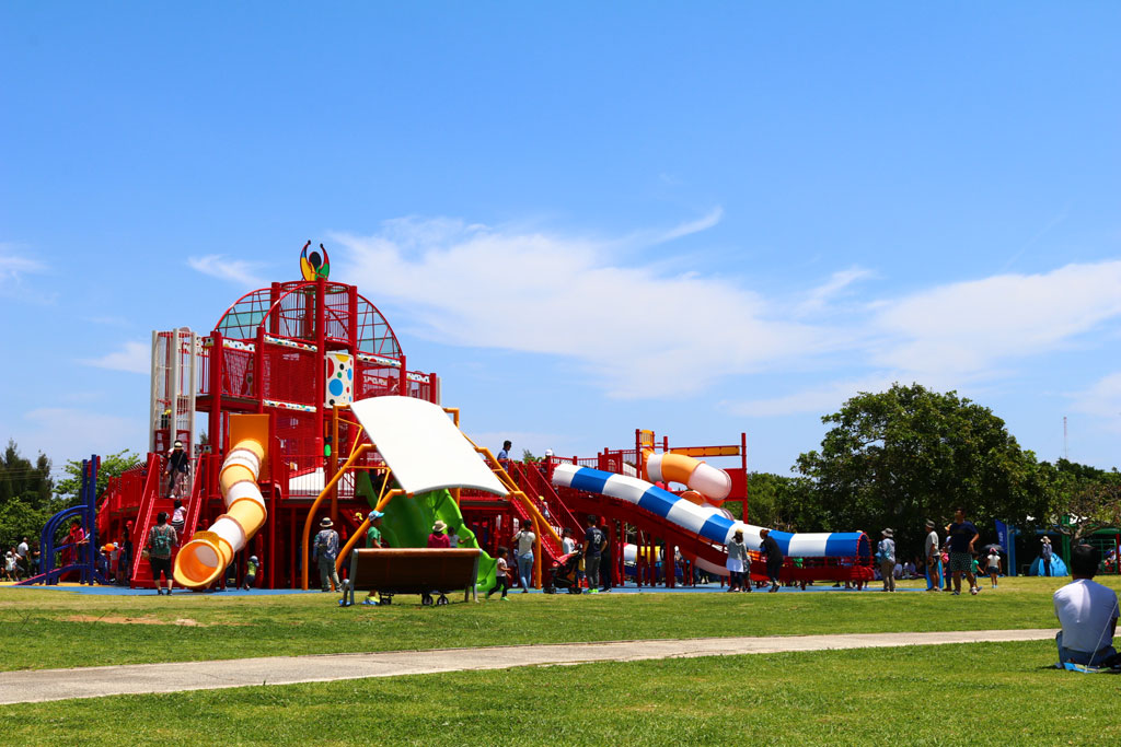 大型遊具の表側/沖縄県総合運動公園(沖縄市)