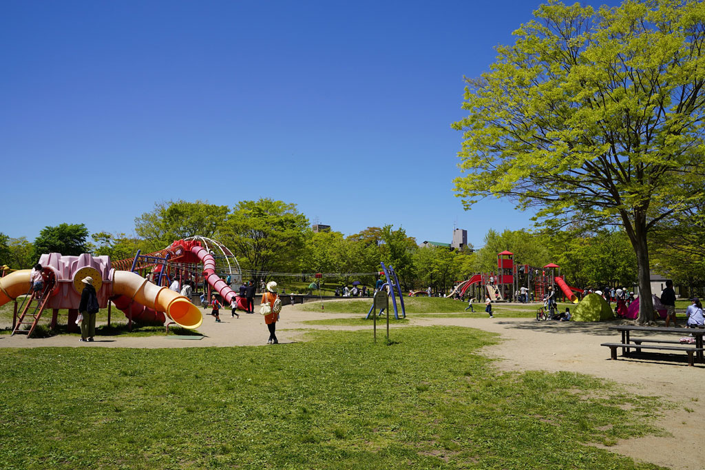 わんぱく大地にあるアスレチック複合遊具/七北田公園(仙台市泉区)