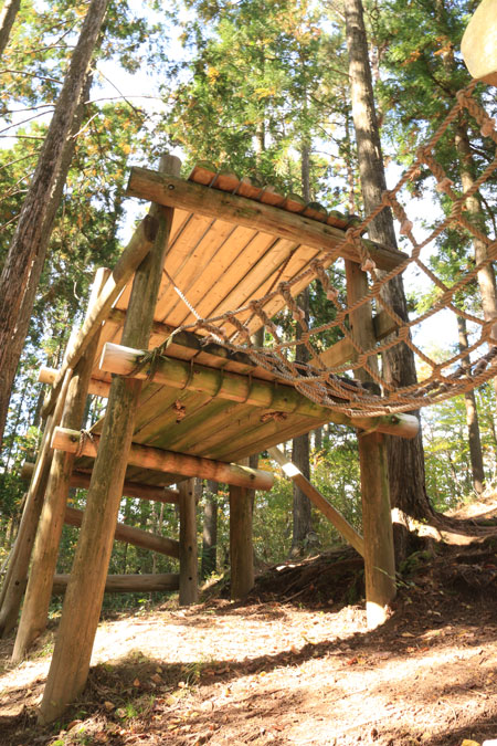 丸太やネットをかかみながら伝う木製アスレチック/大亀山森林公園(富谷市)