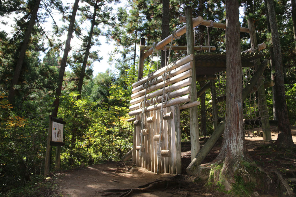 腕の力が試される、ロープを使って壁を登るアスレチック/大亀山森林公園(富谷市)