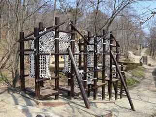 体全体を使ってチャレンジするアスレチック「みの虫くぐり」/万葉クリエートパーク(大衡村)