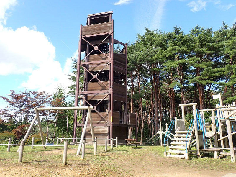 展望台と木製のコンビネーション遊具/石巻市牧山市民の森(石巻市)
