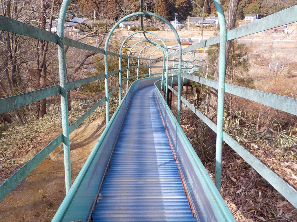 緑の中を爽快にすべる全長60mのローラーすべり台/佐藤製線スポーツパークわたり(亘理公園)(亘理町)