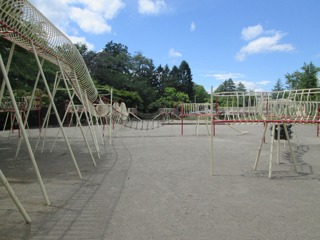 巨大橋くぐりとロープ橋のアスレチック複合遊具/向山中央公園(仙台市太白区)