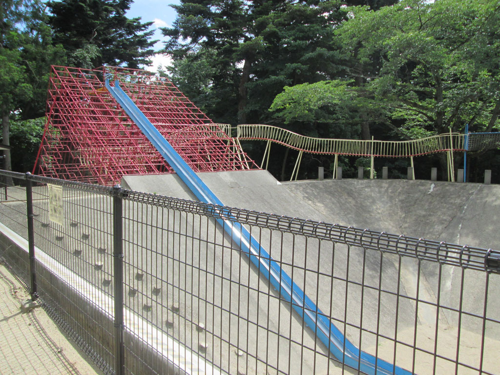 ジャングルジムからのびるすべり台はスピード感抜群/向山中央公園(仙台市太白区)