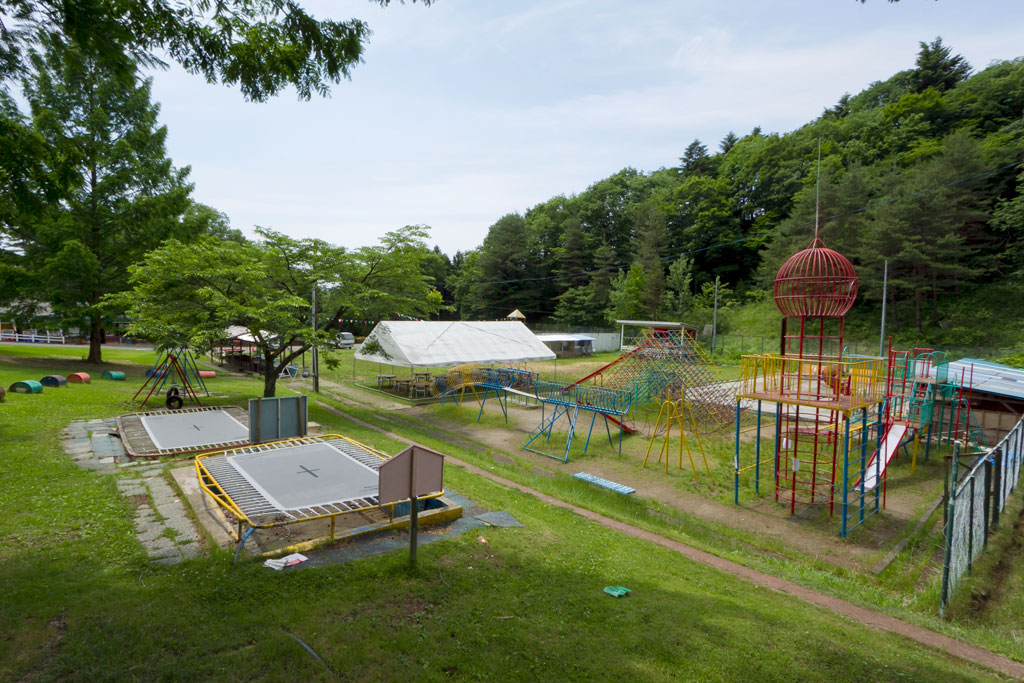 広場にある充実した複合遊具/秋保森林スポーツ公園(仙台市太白区)