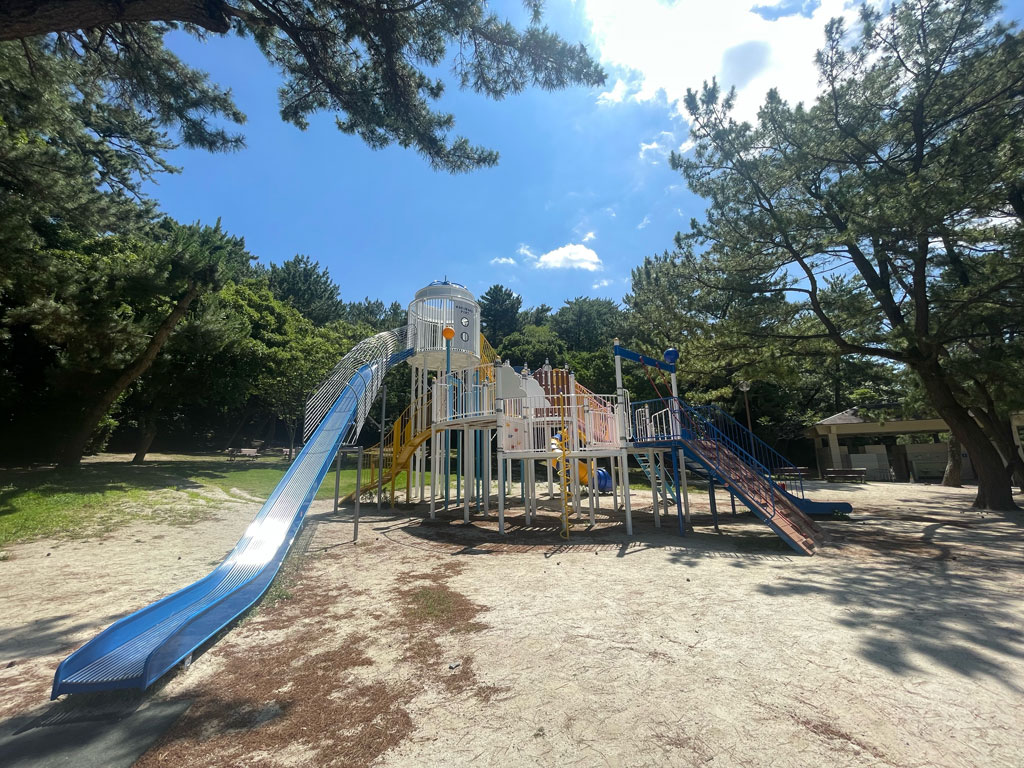 芝生広場の南側にある遊具/小戸公園(福岡市西区)