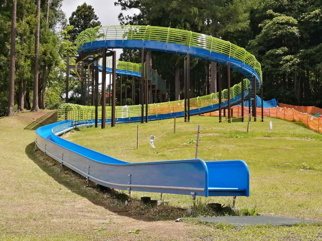 森の遊び場に新設された全長80mのローラー滑り台／西蔵王公園（山形市）