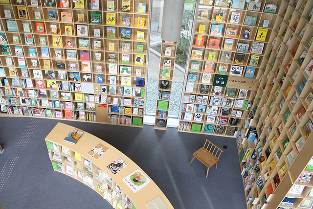 壁全面が本棚で囲まれている/こども本の森 神戸（兵庫県/神戸市）