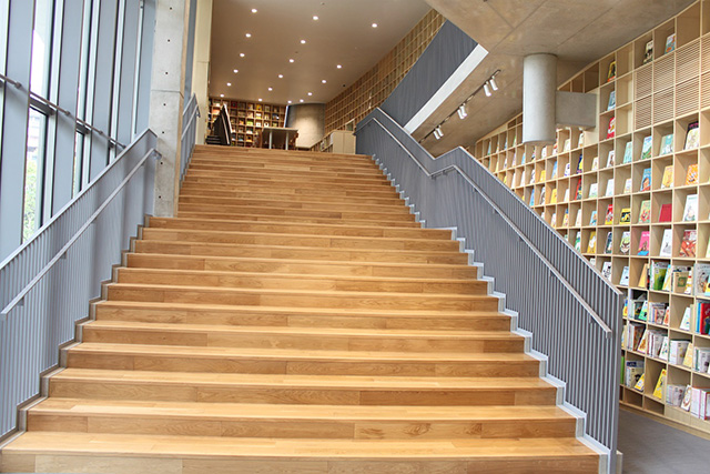 木の大階段/こども本の森 神戸（兵庫県/神戸市）