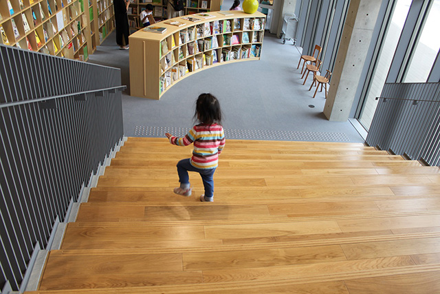 木の大階段/こども本の森 神戸（兵庫県/神戸市）