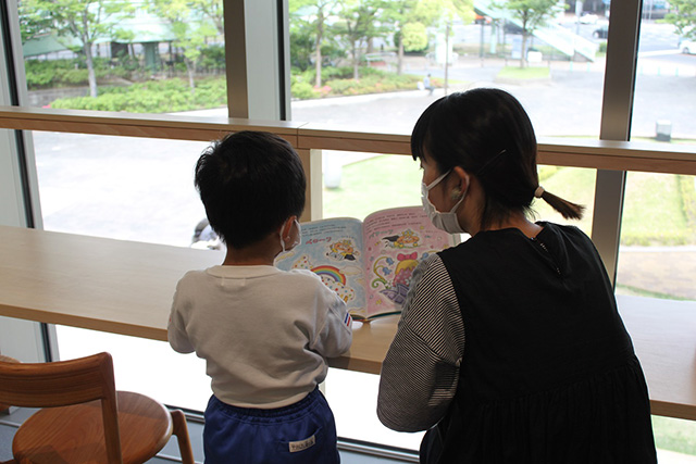 読み聞かせをする親子連れ/こども本の森 神戸（兵庫県/神戸市）