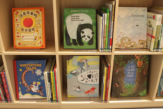 人気絵本の英訳や中国語訳の絵本/こども本の森 神戸（兵庫県/神戸市）