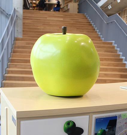 大きな青いりんごのオブジェ/こども本の森 神戸（兵庫県/神戸市）