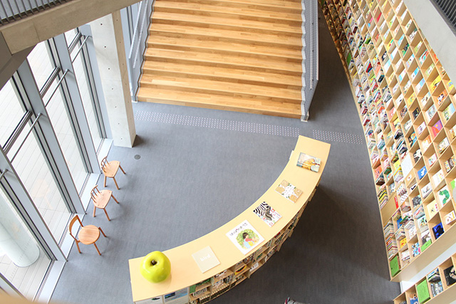 あたたかみのある木のスツール/こども本の森 神戸（兵庫県/神戸市）