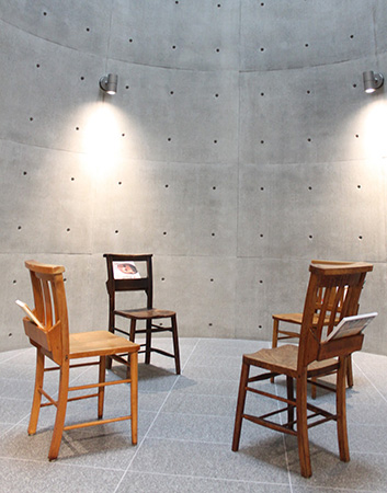 教会にあるイス「チャーチチェア」/こども本の森 神戸（兵庫県/神戸市）