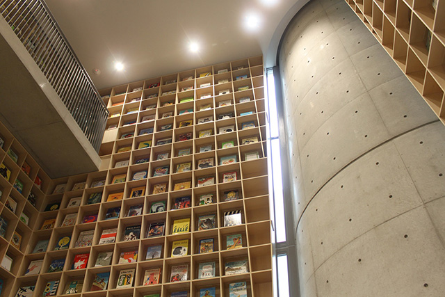 コンクリート打ちっぱなしの休憩室/こども本の森 神戸（兵庫県/神戸市）