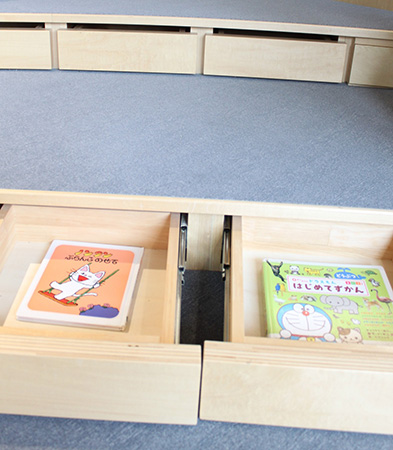「あかちゃんの森」にある引き出し/こども本の森 神戸（兵庫県/神戸市）