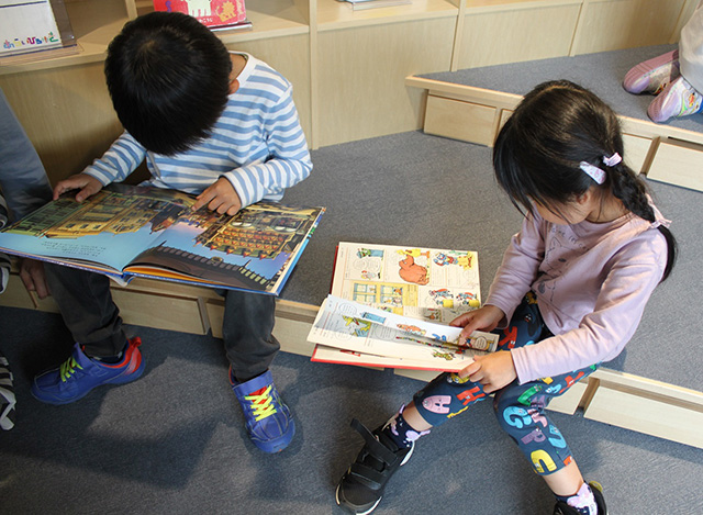 きょうだいで仲よく、絵本に夢中！/こども本の森 神戸（兵庫県/神戸市）