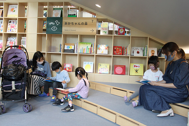 親子で絵本を読む様子/こども本の森 神戸（兵庫県/神戸市）