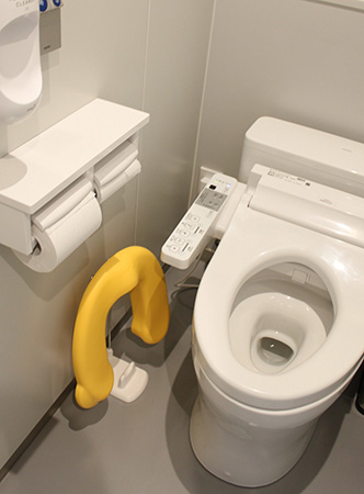 補助便座のあるトイレ/こども本の森 神戸（兵庫県/神戸市）