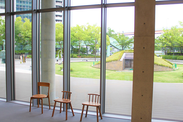 開放感たっぷりのウッドデッキ/こども本の森 神戸（兵庫県/神戸市）