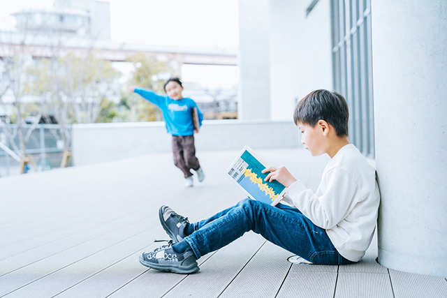 開放感あふれるウッドデッキ/こども本の森 神戸（兵庫県/神戸市）