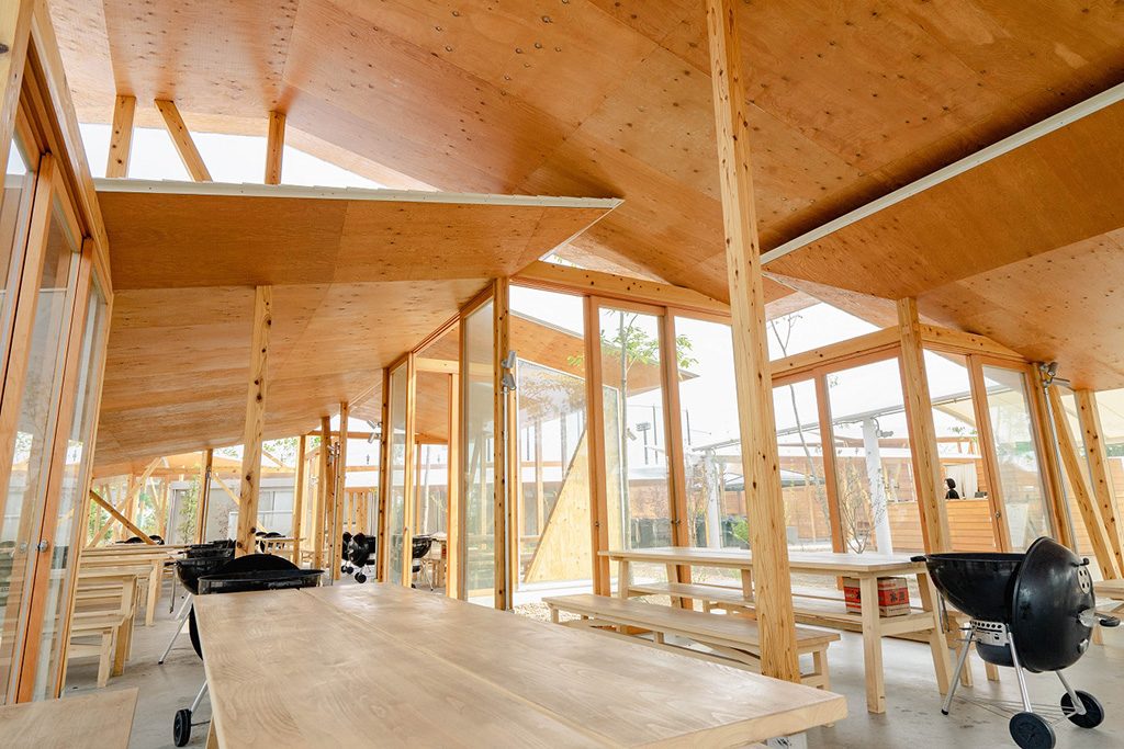 ガラス張りの壁を設けた屋内席/堺原池BBQ matoi（大阪府/堺市）