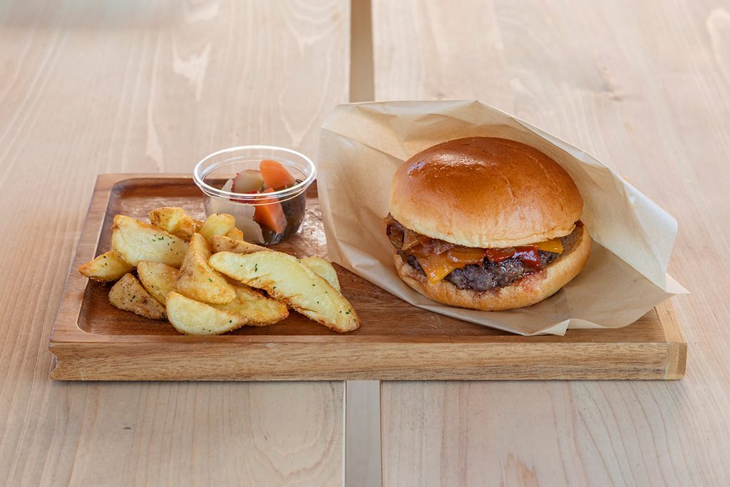 「チーズバーガー」/堺原池BBQ matoi（大阪府/堺市）