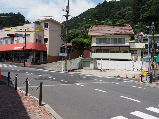 日原街道入口で右折して日原街道へ/日原鍾乳洞(東京都奥多摩町)