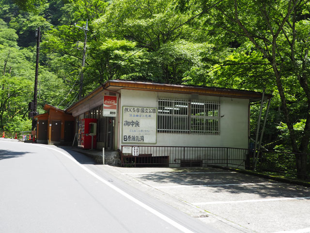 駐車場近くにある売店「日原鍾乳洞休憩所」/日原鍾乳洞(東京都奥多摩町)