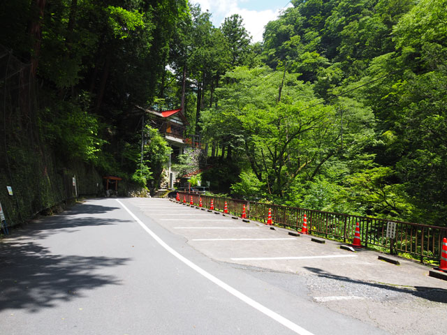 売店近くに30台ほどの駐車場が用意されています/日原鍾乳洞(東京都奥多摩町)
