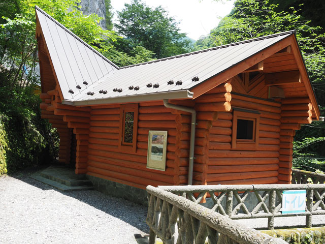 チケット販売所の裏手のトイレ/日原鍾乳洞(東京都奥多摩町)